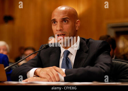 15. Mai 2007 - bezeugt Washington, DC, USA - ADRIAN FENTY, Bürgermeister von Washington, D.C. vor dem Senate Committee on Governmental Affairs and Homeland Security in einer mündlichen Verhandlung über die Gewährung des District Of Columbia eines vollen stimmberechtigten Vertreters im Haus. Eine Rechnung, die Gewährung des Bezirks eines vollen Platz in Cong Stockfoto