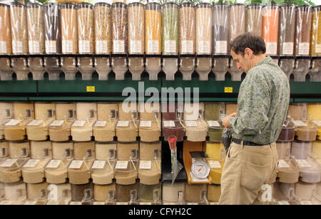 18. Mai 2007 - El Cerrito, CA, USA - Karl Smith macht es einen Punkt, um in der Masse kaufen so viel wie möglich als er einen Beutel mit getrockneten schwarzen Bohnen in El Cerrito natürliche Grocery Store in El Cerrito füllt. (Kredit-Bild: © Laura Oda/Oakland Tribune/ZUMA Press) Einschränkungen: USA Tabloid Rechte heraus! Stockfoto