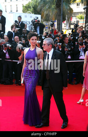 19. Mai 2007 - Cannes, Frankreich - ALESSANDRA MARTINEZ und CLAUDE LELOUCH bei der Premiere Vorführung von "No Country for Old Men" bei den 60. Filmfestspielen von Cannes.  (Kredit-Bild: © Frederic Injimbert/ZUMA Press) Stockfoto