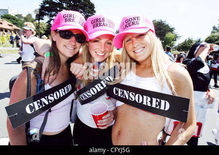 20. Mai 2007 - verkleidet San Francisco, CA, USA - von links, MAGGIE WHITE, KIM GOULD und ERICA SAMPSON, alle von San Francisco, als "Girls Gone Wild" Parodie der 96. in Folge der Bucht zu Breakers Wettlauf durch San Francisco. (Kredit-Bild: © D. Ross Cameron/Oakland Tribune/ZUMA Press) RESTRICTIO Stockfoto