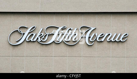 20. Mai 2007 - Costa Mesa, CA, USA - Saks Fifth Avenue ist eine Kette von gehobenen amerikanischen Kaufhäusern, die im Besitz und betrieben von Saks Fifth Avenue Unternehmen (sicher), eine Tochtergesellschaft von Saks Incorporated.  Es konkurriert in der elitären Luxus-Kaufhaus-Markt mit Neiman Marcus, Bergdorf Goodman Stockfoto