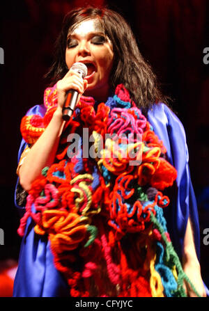 Björk führt bei einem Volta Tour Konzert im Shoreline Amphitheater Samstag, 19. Mai 2007, in Mountain View, Kalifornien (Ron Lewis/San Mateo County Times) Stockfoto