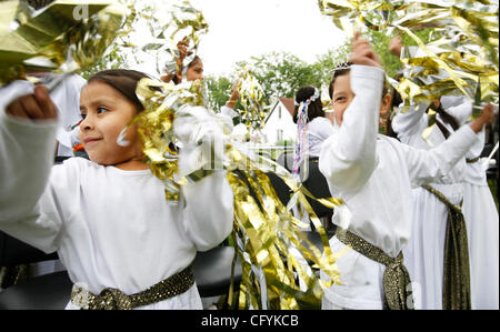 20. Mai 2007 - St. Paul, MN, USA - von links nach rechts: bei La Puerta Abierta auf der Westseite, DAMARIS JIMENEZ, 5, und MIA VASQUEZ, 5. (Credit-Bild: © Richard Tsong-Taatarii/Minneapolis Star Tribune/ZUMA Press) Einschränkungen: USA Tabloid Rechte heraus! Stockfoto