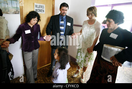 20. Mai 2007 - St. Paul, MN, USA - von links nach rechts: bei La Puerta Abierta auf der Westseite, PAMELA BARRAGAN, FERNANDO BACCA, TIA VASQUEZ und GINA LARSON machen einen spontanen Anruf für einen Segen in das marode Haus aus dem späten Reverend Marcial Vasquez armer Einwanderer half. Das Kind in der c Stockfoto