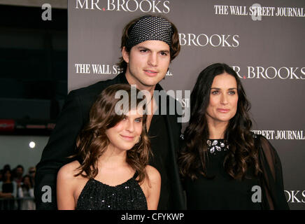 22. Mai 2007 - statt Hollywood, Kalifornien, USA - Schauspielerin DEMI MOORE, Ehemann ASHTON KUTCHER & TALLULAH BELLE WILLIS auf der "Mr. Brooks" Hollywood Premiere im Mann Chinese Theatre. (Kredit-Bild: © Lisa O'Connor/ZUMA Press) Stockfoto