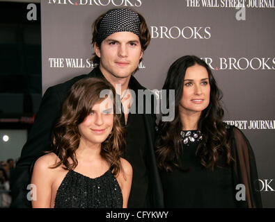 22. Mai 2007 - statt Hollywood, Kalifornien, USA - Schauspielerin DEMI MOORE, Ehemann ASHTON KUTCHER & TALLULAH BELLE WILLIS auf der "Mr. Brooks" Hollywood Premiere im Mann Chinese Theatre. (Kredit-Bild: © Lisa O'Connor/ZUMA Press) Stockfoto