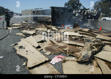 22. Mai 2007 Schläuche - Redwood City, CA, USA - A Feuerwehrmann auf einen LKW, nachdem es zerbrach und auf in Richtung Süden US 101 in der Nähe von Woodside Road in Redwood City, Kalifornien, auf Dienstag, 22. Mai 2007 brannte. Zwei Menschen wurden bei dem Unfall verletzt, die die Autobahn geschlossen. (Kredit-Bild: © Mathew Sumner/San Mateo Graf Stockfoto