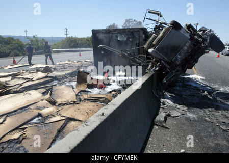 22. Mai 2007 Schläuche - Redwood City, CA, USA - A Feuerwehrmann auf einen LKW, nachdem es zerbrach und auf in Richtung Süden US 101 in der Nähe von Woodside Road in Redwood City, Kalifornien, auf Dienstag, 22. Mai 2007 brannte. Zwei Menschen wurden bei dem Unfall verletzt, die die Autobahn geschlossen. (Kredit-Bild: © Mathew Sumner/San Mateo Graf Stockfoto