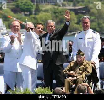 23. Mai 2007 - New London, CT, USA - Präsident GEORGE W. BUSH und eine Diplom Welle an der Kadetten Familie und Freunde bei der 126. Abschlussfeier an der United States Coast Guard Academy. (Kredit-Bild: © Stan Godlewski/ZUMA Press Stockfoto