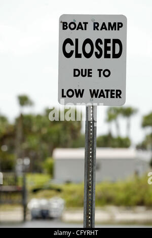 053007 traf See O 12--Personal Foto von Taylor Jones/The Palm Beach Post/0038806A. FÜR BOB KING GESCHICHTE. IN DER NÄHE VON PORT MAYACA. Zeichen in der Nähe der S-135-Floodgats (Boot-Sperre) in der Nähe von Port Mayaca. South Florida Water Management District Manager hielt ihren zweiten aufeinander folgenden Pressekonferenz in wie vielen Tagen, ann Stockfoto