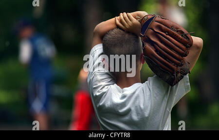 19. Mai 2007 spielen - Fridley, MN, USA - Duehn wartet geduldig auf ein Spiel im Feld während Wiffle Ball Liga im Thompson Wiffle Ball Diamond in Fridley. (Kredit-Bild: © Jim Gehrz/Minneapolis Star Tribune/ZUMA Press) Einschränkungen: USA Tabloid Rechte heraus! Stockfoto