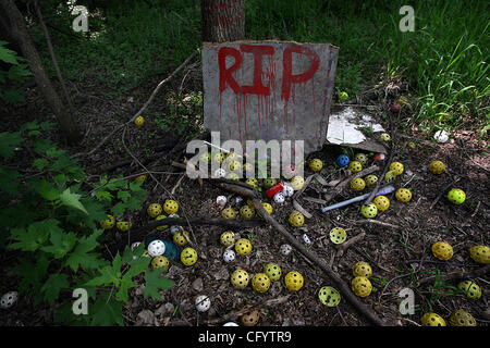 19. Mai 2007 - Fridley, MN, USA - im Laufe von fünfzehn Jahren Wiffle Ball spielen in der Thompson-Haus in Fridley, unzählige Wiffle Kugeln haben erlitt das Schicksal der Spaltung in der Mitte und zu einem Haufen in der Nähe der Mittelfeld-Wand gesendet werden. (Kredit-Bild: © Jim Gehrz/Minneapolis Star Tribune/ZUMA Pre Stockfoto