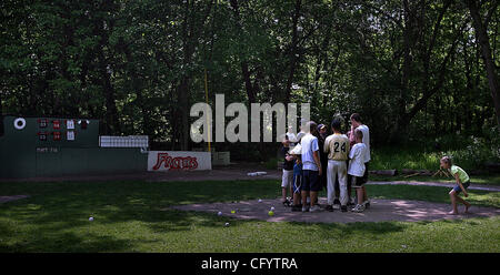 19. Mai 2007 - Fridley, MN, USA - Freunde Wiffle Ball spielen im Diamond, die seit Jahren eine feste Größe im Hinterhof der Thompson-Familie. Luke Thompson war vier Jahre alt, als sein Vater, Tom, Sportplatz, geschaffen, die Kinder aus der ganzen Nachbarschaft zieht und hat ein inoffizieller Stockfoto