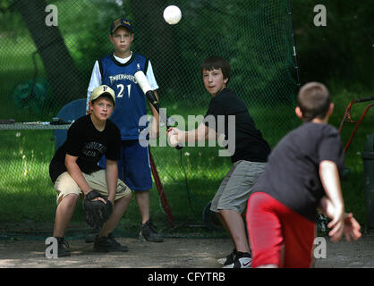 19. Mai 2007 - Fridley, MN, USA - Freunde Wiffle Ball spielen im Diamond, die seit Jahren eine feste Größe im Hinterhof der Thompson-Familie. Luke Thompson war vier Jahre alt, als sein Vater, Tom, Sportplatz, geschaffen, die Kinder aus der ganzen Nachbarschaft zieht und hat ein inoffizieller Stockfoto