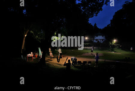 19. Mai 2007 - Fridley, MN, USA - Flutlicht beleuchten die Thompson-Familie Wiffle Ball Diamant in Fridley auf die Nachbarschaft Wahrzeichen am Abend. Kinder in der Nachbarschaft versammeln, um das Spiel an Tageslicht durch das nächtliche, bis etwa 10 oder 22:30.  (Kredit-Bild: © Stockfoto