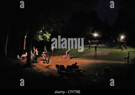 19. Mai 2007 - Fridley, MN, USA - Flutlicht beleuchten die Thompson-Familie Wiffle Ball Diamant in Fridley auf die Nachbarschaft Wahrzeichen am Abend. Kinder in der Nachbarschaft versammeln, um das Spiel an Tageslicht durch das nächtliche, bis etwa 10 oder 22:30.  (Kredit-Bild: © Stockfoto