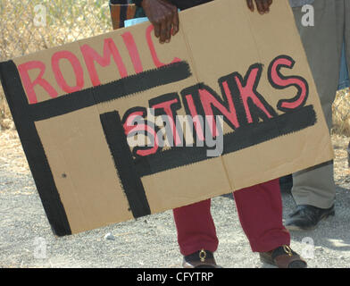 Ein Demonstrant hält ein Schild mit der Aufschrift "Romic stinkt" während einer Kundgebung außerhalb der Umwelt Abfall-recycling-Anlage Romic Technologien in East Palo Alto, Kalifornien, Donnerstag, 31. Mai 2007. (Ron Lewis/San Mateo County Times) Stockfoto