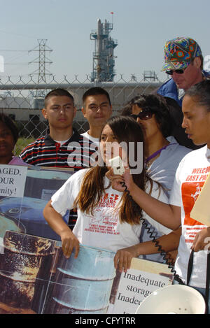 Larissa Flores spricht eine Menge während einer Jugend United für Gemeinschaftsmaßnahmen Kundgebung vor der Umwelt Abfall recycling-Anlage Romic Technologien in East Palo Alto, Kalifornien, Donnerstag, 31. Mai 2007. (Ron Lewis/San Mateo County Times) Stockfoto