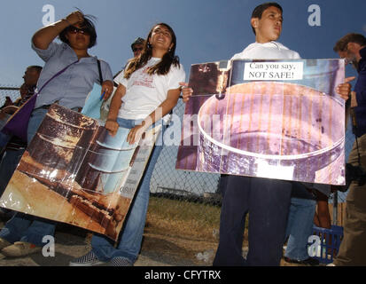 Demonstranten halten Zeichen während einer Jugend United für Gemeinschaftsmaßnahmen Kundgebung vor der Umwelt Abfall recycling-Anlage Romic Technologien in East Palo Alto, Kalifornien, Donnerstag, 31. Mai 2007. (Ron Lewis/San Mateo County Times) Stockfoto