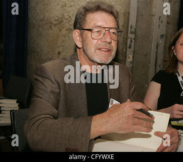 2. Juni 2007 - New York, NY, USA - Autor PETE HAMILL fördert sein neue Buch "North River" auf der BookExpo America 2007 gehaltenen im Jacob Javits Convention Center zeigen. (Kredit-Bild: © Nancy Kaszerman/ZUMA Press) Stockfoto