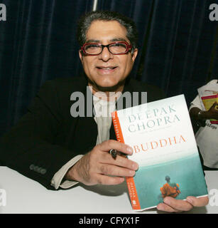 2. Juni 2007 - New York, NY, USA - Autor DEEPAK CHOPRA fördert sein neue Buch "Buddha" auf der BookExpo America 2007 gehaltenen im Jacob Javits Convention Center zeigen. (Kredit-Bild: © Nancy Kaszerman/ZUMA Press) Stockfoto