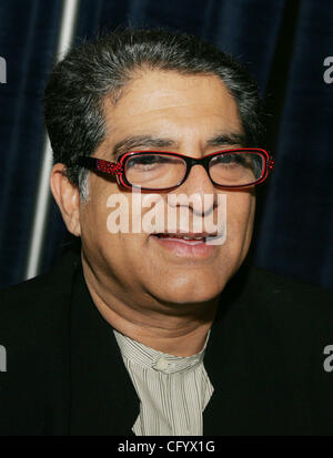 2. Juni 2007 - New York, NY, USA - Autor DEEPAK CHOPRA fördert sein neue Buch "Buddha" auf der BookExpo America 2007 gehaltenen im Jacob Javits Convention Center zeigen. (Kredit-Bild: © Nancy Kaszerman/ZUMA Press) Stockfoto