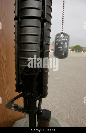 4. Juni 2007, Camp Pendleton, Kalifornien, USA Detail Blick auf die militärische Erkennungsmarke des getöteten Marine CPL. Jason Clairday ein Gewehr mit seinen Bajonett senkrecht hängend in Sandsäcke, die auch eine Marine Helm oben drauf gelegt. Dies war nur vor den Lautsprecher Podium an die sprechen Stockfoto