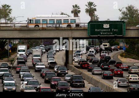 5. Juni 2007; Los Angeles, Kalifornien, USA; Ein Bus überquert eine Brücke als Hauptverkehrszeit, den Verkehr auf dem 101 Freeway in der Innenstadt von Los Angeles sichert. Die Metropolitan Transportation Authority billigte einer moderate Tarif Wanderung letzten Monat, die die strukturelle Haushaltsdefizit der Agentur ohne Hinterschnitte reduzieren die lo Stockfoto