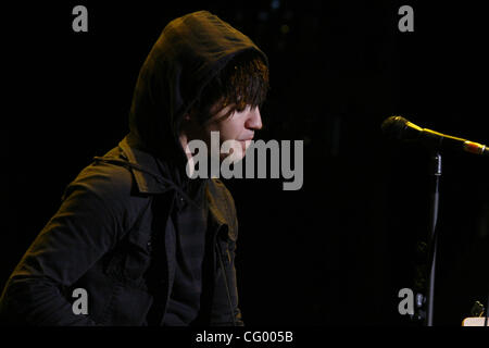 5. Juni 2007 - Wantagh, New York, USA - FALL OUT BOY, Sänger-Gitarrist Patrick Stump, führen Sie Gitarrist Joe Trohman, dem Bassisten Pete Wentz und Schlagzeuger Andy Hurley, live beim Nikon Jones Beach Theater durchführen. (Kredit-Bild: © Kirk Kondylen/ZUMA Press) Stockfoto