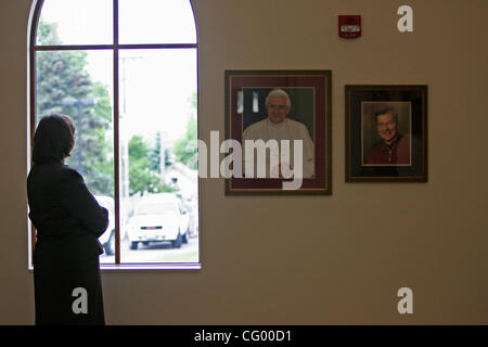20. Mai 2007 sitzt ein Portrait von Papst Benedict XVI am Eingang des St. Pius X katholische Kirche in Glencoe, MN - Glencoe, MN - A Portrait des neuen Erzbischofs Elect John Nienstedt, jetzt Bischof des Bistums Neu-Ulm.  (Kredit-Bild: © Minneapolis Star Tribune/ZUMA Press) Stockfoto