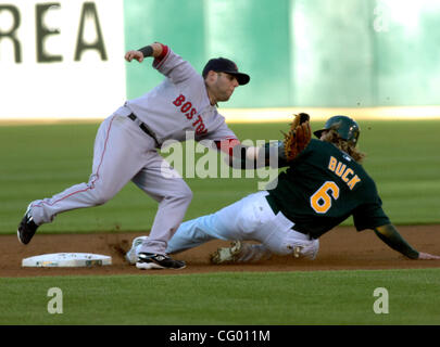 Oakland A Travis Buck gleitet unter dem Tag der Boston Red Sox zweiter Basisspieler Dustin Pedroia sicher zweite Base stehlen im 1. Inning von Spiel im McAfee Coliseum auf Mittwoch, 6. Juni 2007, in Oakland, Kalifornien (Eddie Ledesma/Contra Costa Times) Stockfoto