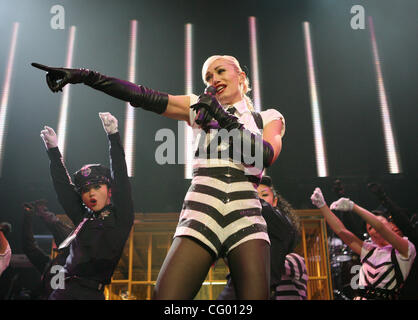 ST. PAUL - 05.06.07 - Gwen Stefani ihr Sweet Escape Tour ins Xcel Energy Center in St. Paul Tuesday Night... AUF diesem Foto: Gwen Stefani während ihren ersten Song ihres Erscheinens, süsse Entweichen.  (Kredit-Bild: © Minneapolis Star Tribune/ZUMA Press) Stockfoto