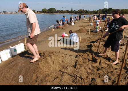 Wie sie ihre Burg beginnen, sand Ryan Sullivan (links) stampft auf dem nassen Sand als Michael McFarland (rechts) Schaufeln mehr auf während der 41. Jahrestagung Sandcastle-Contest auf Samstag, 9. Juni 2007 in Alameda, Kalifornien  Hunderte von Menschen kam 94 Teams, bestehend aus 431 Menschen ansehen, arbeitest du für Gebäude Stockfoto