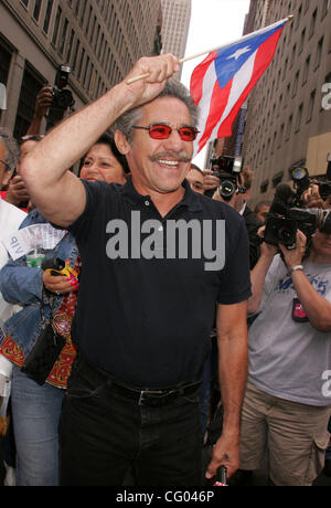 10. Juni 2007 statt - New York, NY, USA - GERALDO RIVERA auf der 2007 Puerto Rican Day Parade auf der Fifth Avenue. (Kredit-Bild: © Nancy Kaszerman/ZUMA Press) Stockfoto