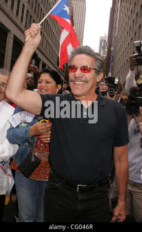 10. Juni 2007 statt - New York, NY, USA - GERALDO RIVERA auf der 2007 Puerto Rican Day Parade auf der Fifth Avenue. (Kredit-Bild: © Nancy Kaszerman/ZUMA Press) Stockfoto