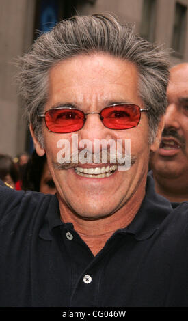 10. Juni 2007 statt - New York, NY, USA - GERALDO RIVERA auf der 2007 Puerto Rican Day Parade auf der Fifth Avenue. (Kredit-Bild: © Nancy Kaszerman/ZUMA Press) Stockfoto