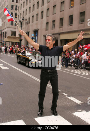 10. Juni 2007 statt - New York, NY, USA - GERALDO RIVERA auf der 2007 Puerto Rican Day Parade auf der Fifth Avenue. (Kredit-Bild: © Nancy Kaszerman/ZUMA Press) Stockfoto