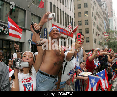 10. Juni 2007 statt - New York, NY, USA - Parade-Besucher bei den 2007 Puerto Rican Day Parade auf der Fifth Avenue. (Kredit-Bild: © Nancy Kaszerman/ZUMA Press) Stockfoto