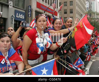 10. Juni 2007 statt - New York, NY, USA - Parade-Besucher bei den 2007 Puerto Rican Day Parade auf der Fifth Avenue. (Kredit-Bild: © Nancy Kaszerman/ZUMA Press) Stockfoto