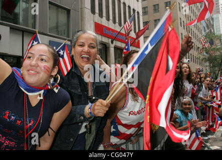 10. Juni 2007 statt - New York, NY, USA - Parade-Besucher bei den 2007 Puerto Rican Day Parade auf der Fifth Avenue. (Kredit-Bild: © Nancy Kaszerman/ZUMA Press) Stockfoto