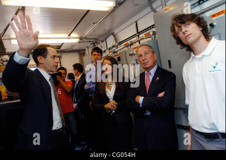 Dean Corren (L), Tech CEO der grünen Power, Inc. beschreibt den Turbine-Kontrollraum, Bürgermeister Michael Bloomberg (2. v. R), hydrodynamischen Ingenieur der grünen macht, Inc. Jonathan Colby (R) blickt auf. Bürgermeister Michael R. Bloomberg und Lt. Governor David A. Paterson verkünden, dass Roosevelt Tida Stockfoto