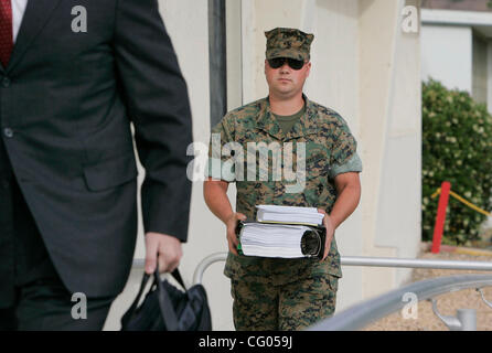 11. Juni 2007, Camp Pendleton, Kalifornien, USA Marine Lance Cpl. JUSTIN SHARRATT folgt ein Mitglied seine Verteidigung-Teams (keine I.D.), wie sie Eingang zum Gebäude, wo sein Artikel 32 Untersuchung Gehör nähern zu Place Mandatory Kredit: Foto von Charlie Neuman/San Diego Union-Tribune / Stockfoto