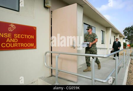 11. Juni 2007, kommt Camp Pendleton, Kalifornien, USA Marine Lance Cpl. JUSTIN SHARRATT in seinem Artikel 32 Untersuchung heute Morgen zu hören. Rechts ist Rechtsanwalt GARY MYERS, ein Mitglied seiner zivilen Verteidigung Team Mandatory Credit: Foto von Charlie Neuman/San Diego Union-Tribune/Zuma Press. Copyright Stockfoto