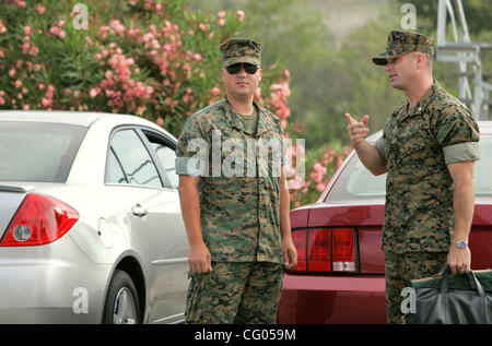 11. Juni 2007, steht auf dem Parkplatz neben dem Gebäude, wo seine Artikel 32 Untersuchung Anhörung legen das, Camp Pendleton, Kalifornien, USA Marine Lance Cpl. JUSTIN SHARRATT. Sie ist dort eingetroffen. Auf der rechten Seite ist Rechtsanwalt Marine Lieutenant Colonel BRIAN COSGROVE, ein Mitglied seiner militärischen d Stockfoto