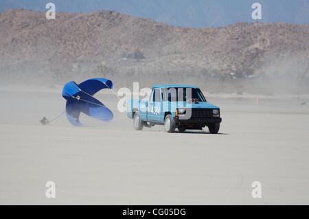 11. Juni 2007 - El Mirage, Kalifornien, Vereinigte Staaten - El Mirage trockenen Seegrund wurde an Land Speed Racing (LSR) für mehr als ein halbes Jahrhundert nach Hause. Hot Rods und Motorräder, die waren im Wettbewerb um neue Geschwindigkeitsrekorde mit Geschwindigkeiten bis zu 180 km/h zu erreichen. Mehr als 50 Jahren, Southern California Stockfoto