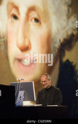 5. Oktober 2011 verstorben - (Foto) STEVE JOBS - der Mann, der uns das iPhone, den iPod und den iMac - gebracht. Der Mitbegründer von Apple-Computern war 56 Jahre alt. Jobs hatte eine seltene Form von Bauchspeicheldrüsenkrebs jahrelang gekämpft. Er trat von der Post von Apple CEO im August im Bild: 12. Juni 2007 - Stockfoto