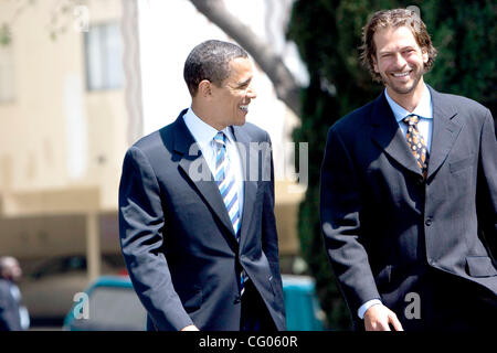 12. Juni 2007 - Brentwood, Kalifornien, USA - Senator BARACK OBAMA besuchte heute die Conserv Tankstelle, eine Rede über die Energiepolitik zu machen, wie er die Präsidentschaftskandidatur verfolgt. Gelegen an der Ecke von San Vicente und Barrington, ist Conserv Kraftstoff eine der ersten Stationen in Los Ang Stockfoto