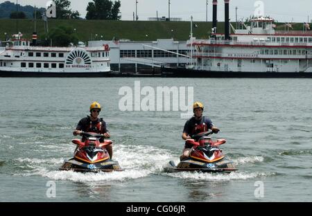 14. Juni 2007 - Cincinnati, Ohio, USA - Start von der Cincinnati-Seite von dem Flussufer, melden Sie sich Covington Kentucky Feuerwehrleute einige Trainingszeit auf ihre paar Jet-Ski für Wasserrettung am Ohio River verwendet.   (Kredit-Bild: © Ken Stewart/ZUMA Press) Stockfoto