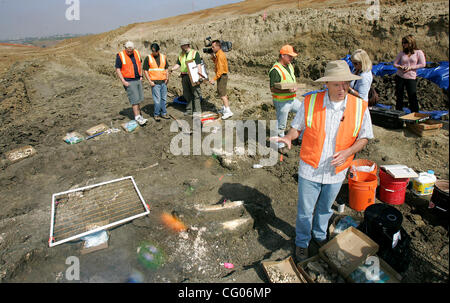 Donnerstag, 14. Juni 2007, spricht Carlsbad, Kalifornien, USA Tom Demere, rechts-Vordergrund, der Kurator für Paläontologie in San Diego Natural History Museum ist, in den Medien über eine amerikanische Mastodon sein Team ausgegraben auf einer Baustelle aus der Kanone-Straße und College-Boulevard in Karlsbad auf Stockfoto