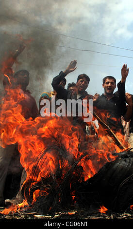 Kashmiri schiitischen muslimische Aktivisten schreien Antiamerikanischen Parolen, wie sie brennende Reifen während einer Protestkundgebung in Srinagar, 14. Juni 2007, Hunderte von Schiiten Muslime in der indischen Kaschmir blockiert Straßen verabreicht, da sie einen Angriff auf einen verehrten schiitischen Heiligtum im Irak protestierten. Ohrenbetäubend Explosionen zerstört Al-Askari m Stockfoto